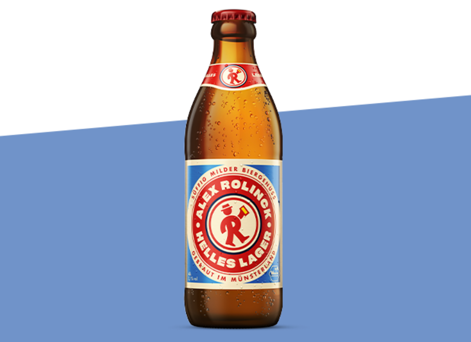 Alex Rolinck Helles Lager in 0,33l Euroflasche vor hell blauem Hintergrund.