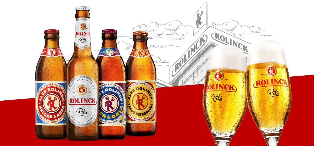 Abbildungen der 4 Rolinck Sorten in 0,33l Flaschen auf rotem Balken mit Illustration von Rolinck Turm im Hintergrund, rechts zwei gefüllte Rolinck Pils Gläser.